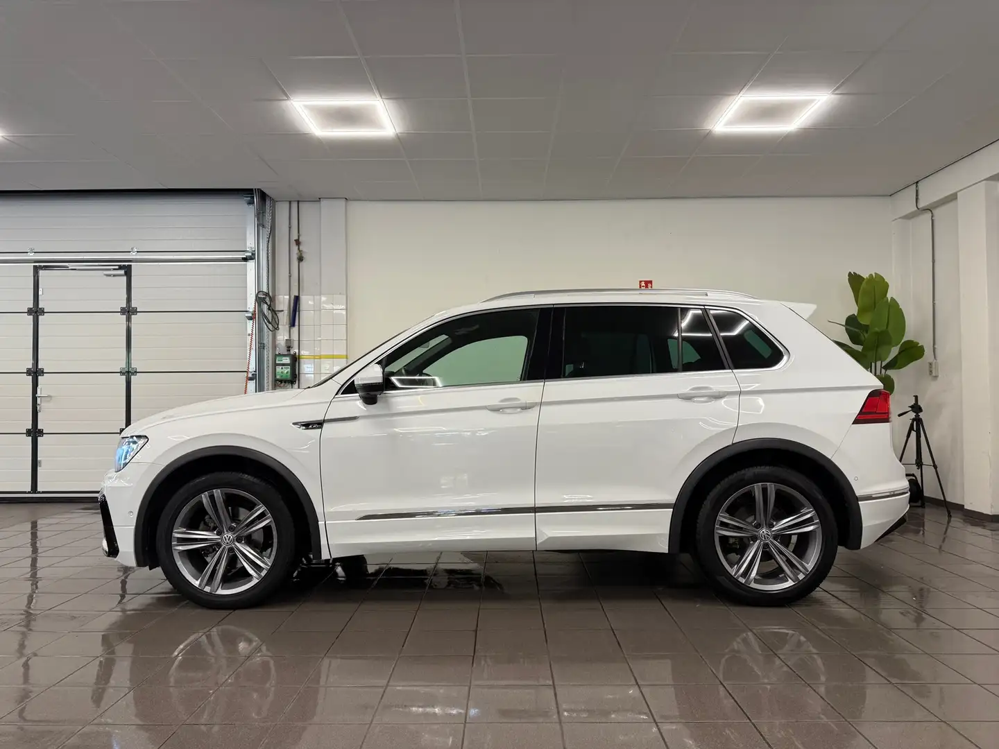 Volkswagen Tiguan 1.4 TSI ACT R-Line * Automaat / Panoramadak / 360° Wit - 2