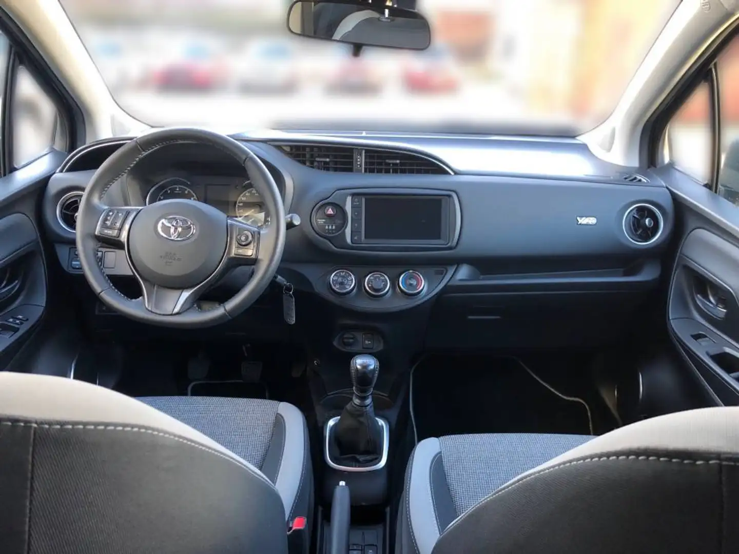 Toyota Yaris YARIS 1.5 Liftback Schwarz - 2