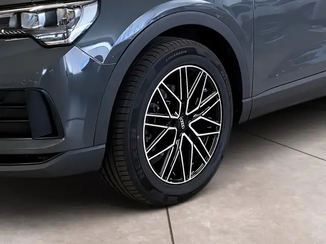 Audi Q3 view 15