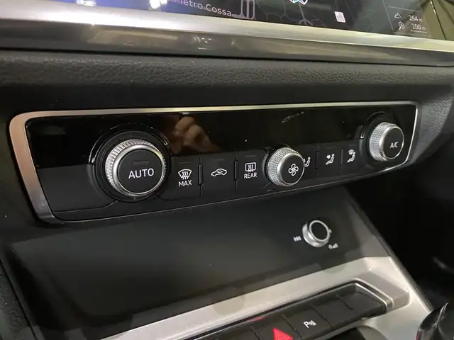 Audi Q3 view 11