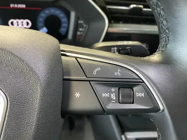 Audi Q3 view 14