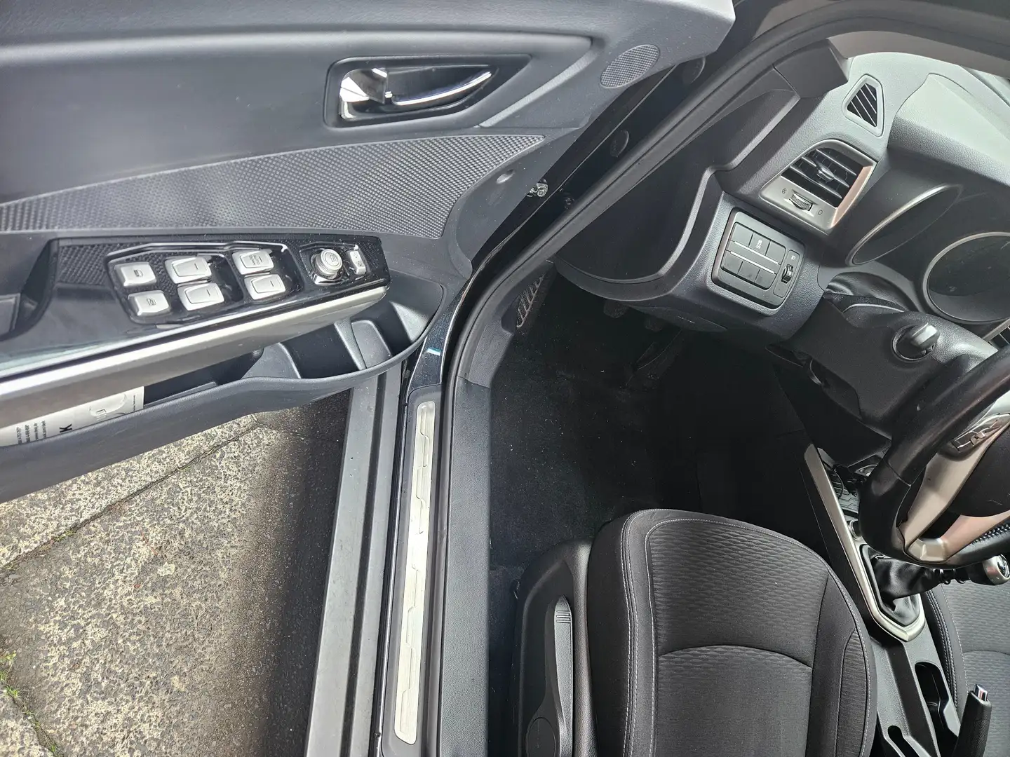 SsangYong Tivoli Tivoli e-XDi 160 2WD Start/Stop Crystal Schwarz - 2