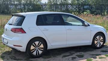 Sehr gepflegter e-Golf in schneeweiß. CCS Schnelladung, Lichtpaket, Wärmepumpe, Checkheft, extra Airbags, Garantie