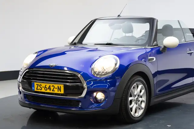 Mini Convertible view 4