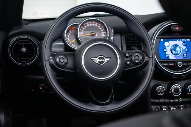 Mini Convertible view 8