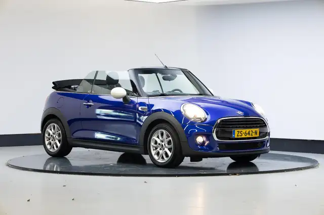 Mini Convertible view 3