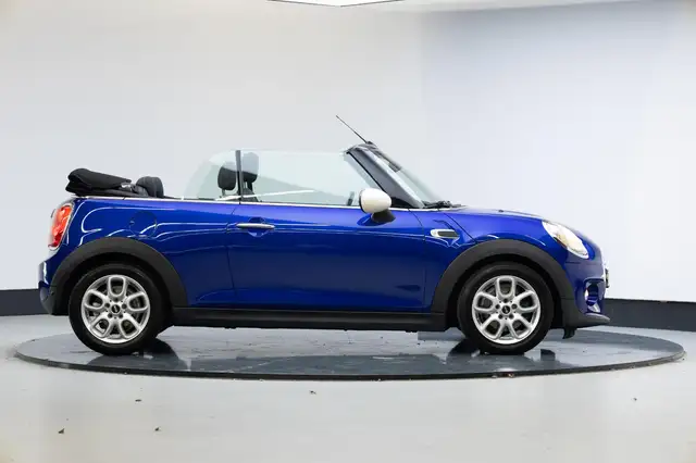 Mini Convertible view 19