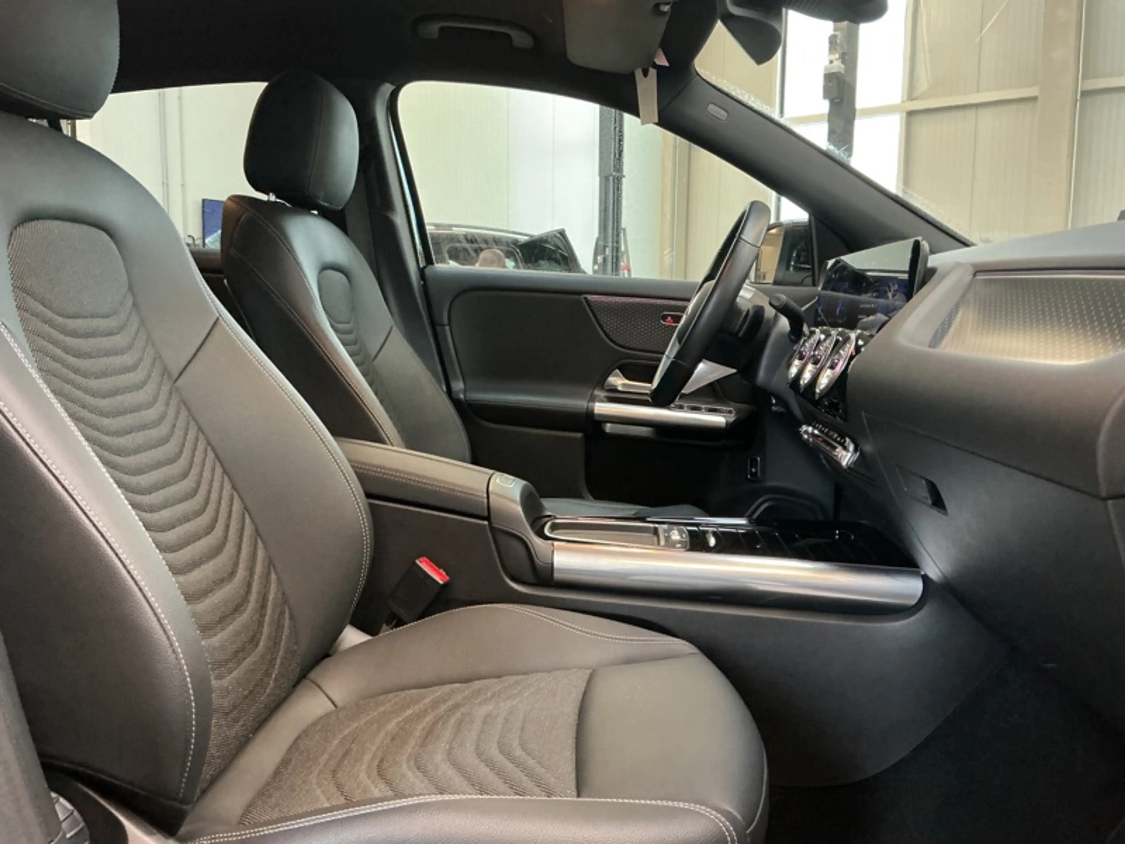Mercedes-Benz EQA 250 + Luxury Line — photo 14