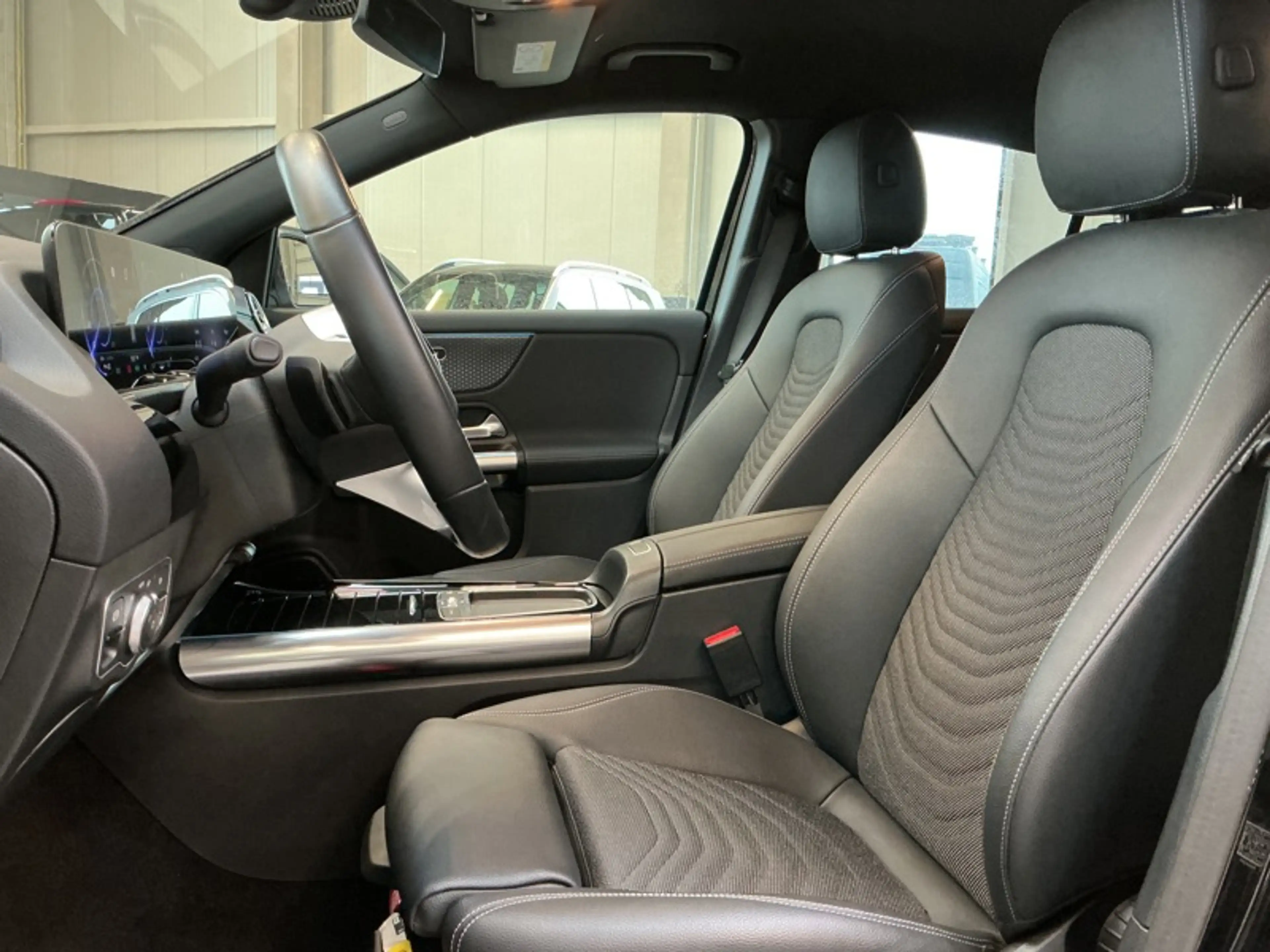 Mercedes-Benz EQA 250 + Luxury Line — photo 12