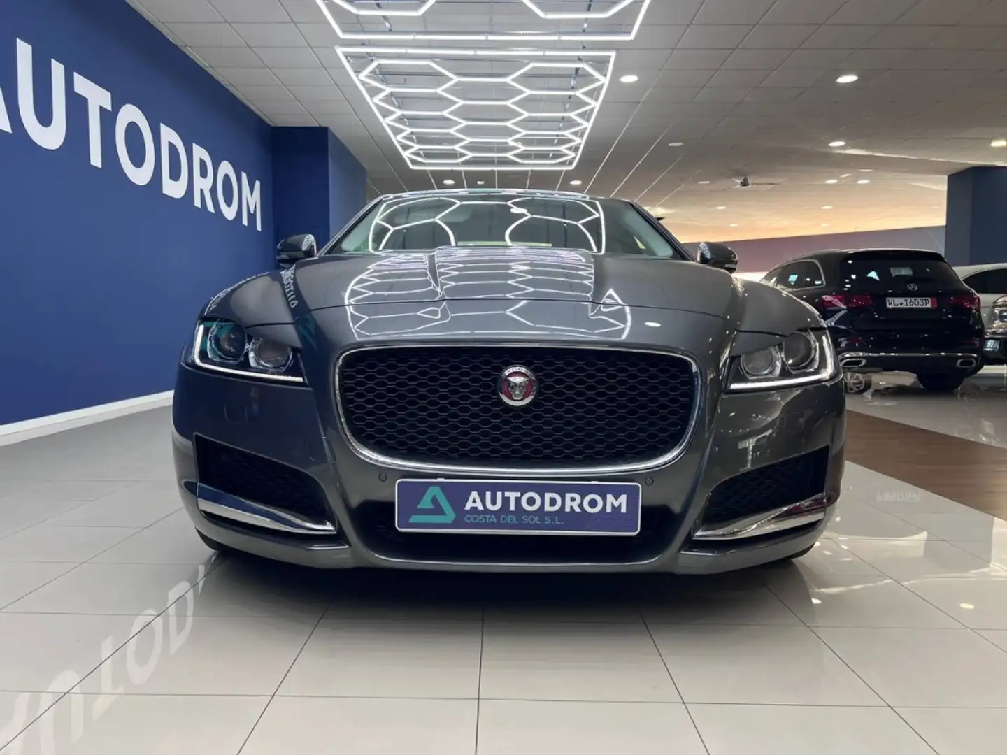 Jaguar XF 2.0i4D Prestige Aut. 180 Gris - 2