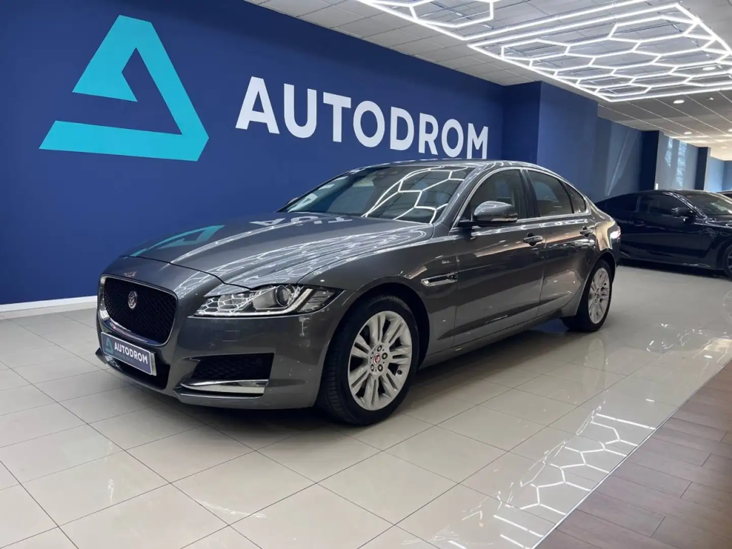 Jaguar XF 2.0i4D Prestige Aut. 180 Gris - 1