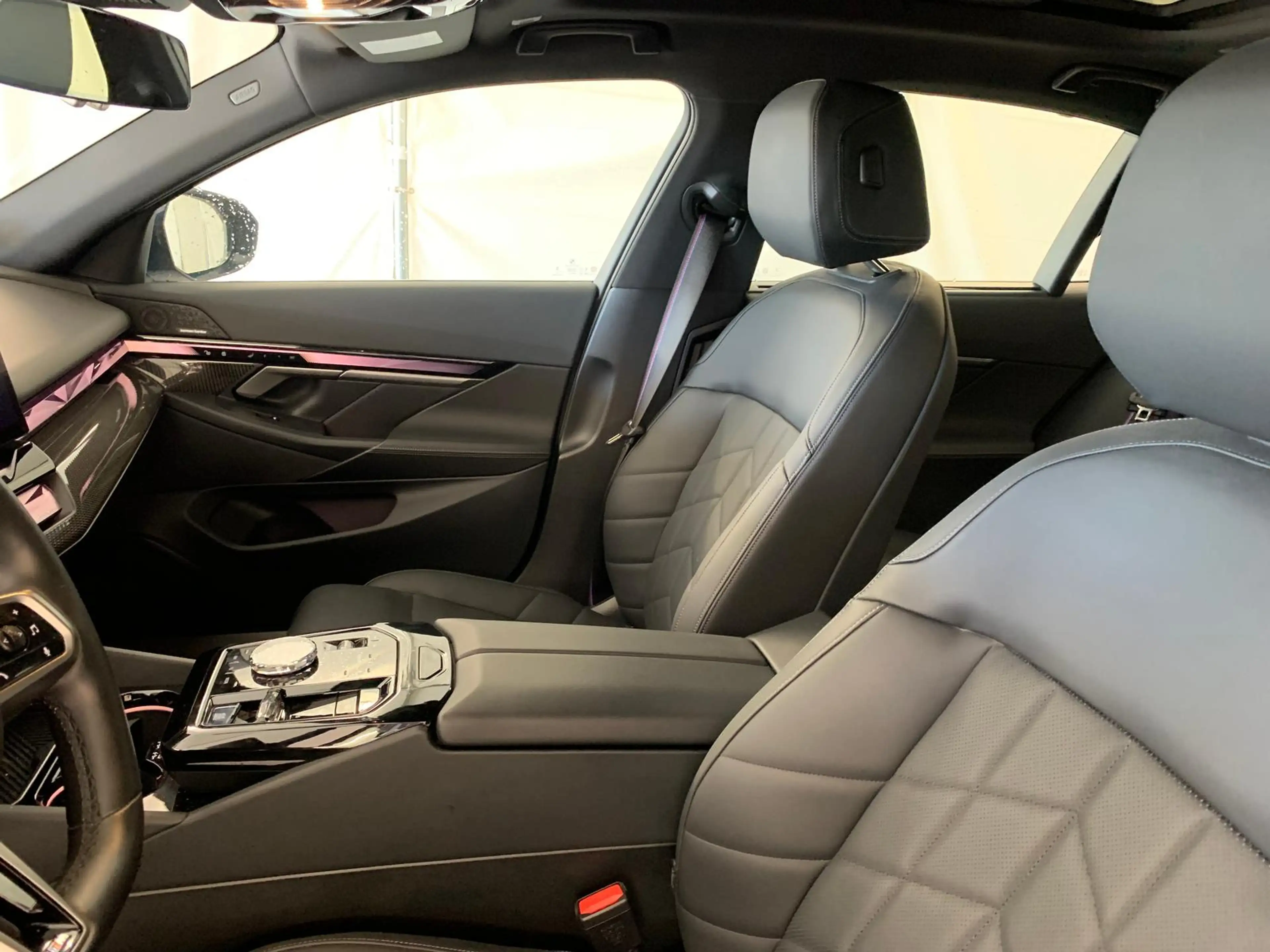 BMW 550 e xDr M Sport Pro ICONIC/HUD/PANO/20Z/360° — photo 11