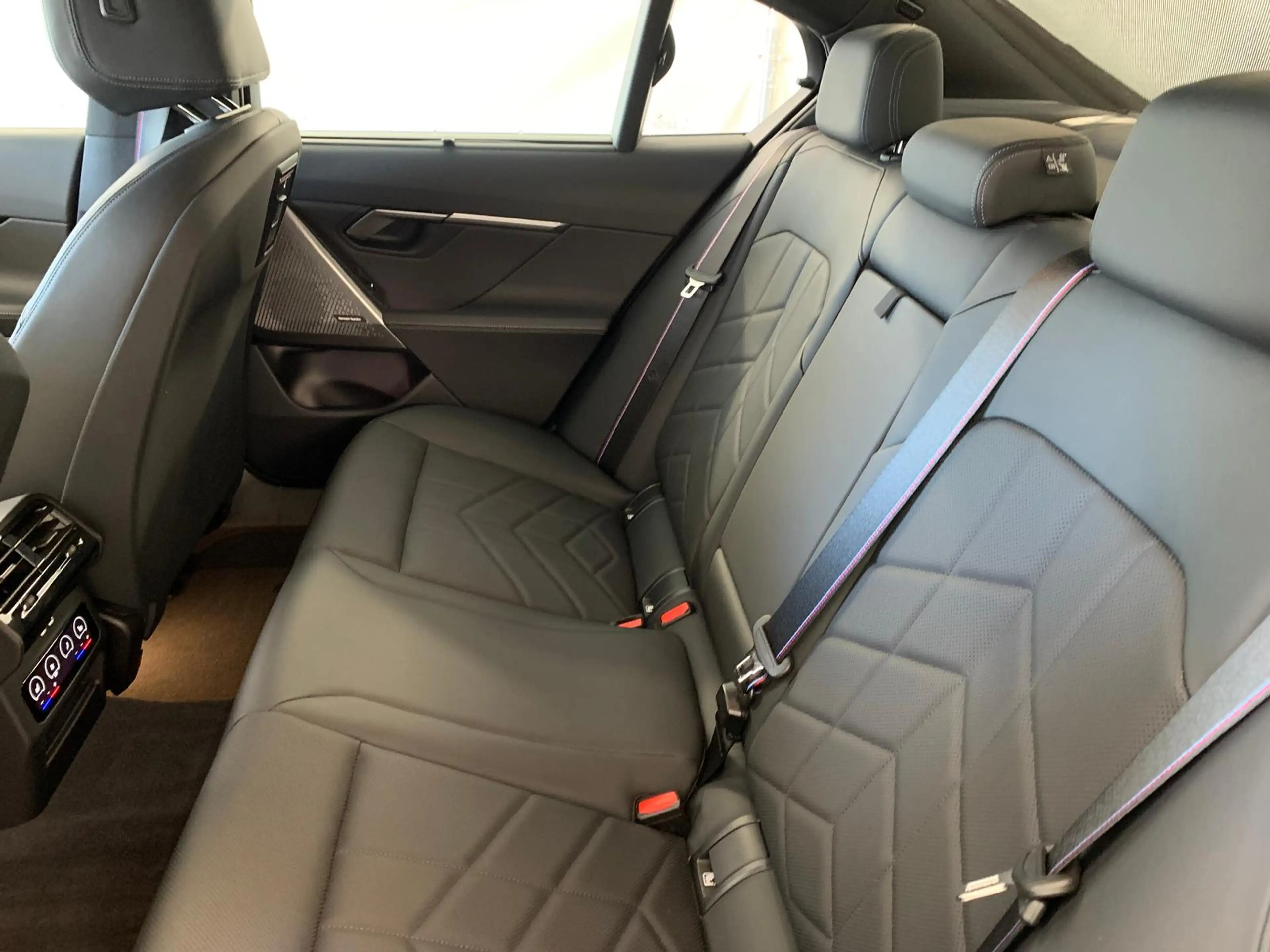 BMW 550 e xDr M Sport Pro ICONIC/HUD/PANO/20Z/360° — photo 8