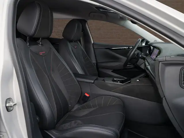 DS Automobiles DS 4 view 8
