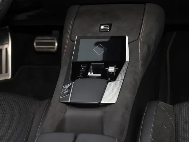 DS Automobiles DS 4 view 10