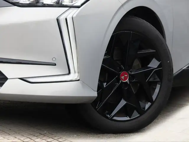 DS Automobiles DS 4 view 5