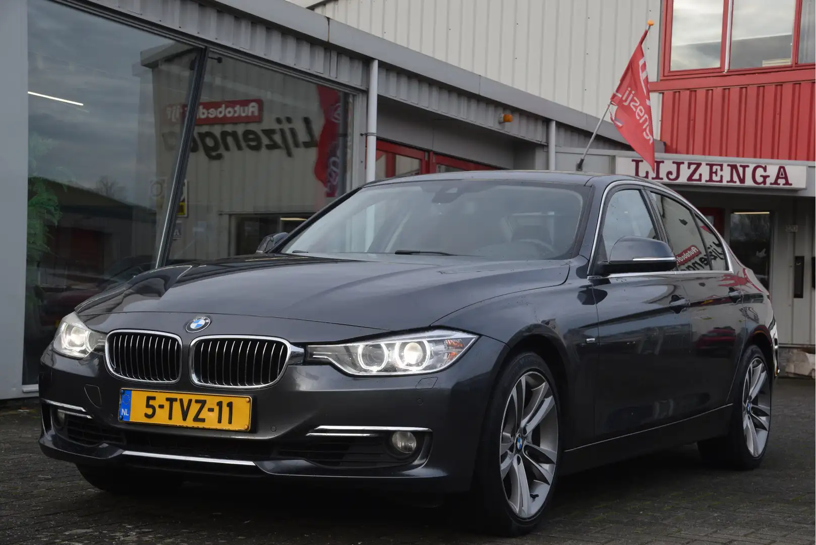 BMW 335 3-serie 335i xDrive High Executive Leer | Pano | N Grau - 2