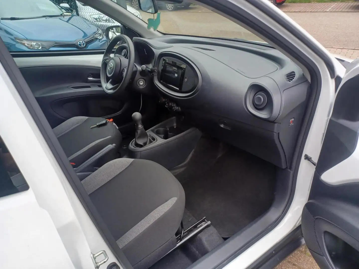 Toyota Aygo X 1.0 VVT-i MT Weiß - 1