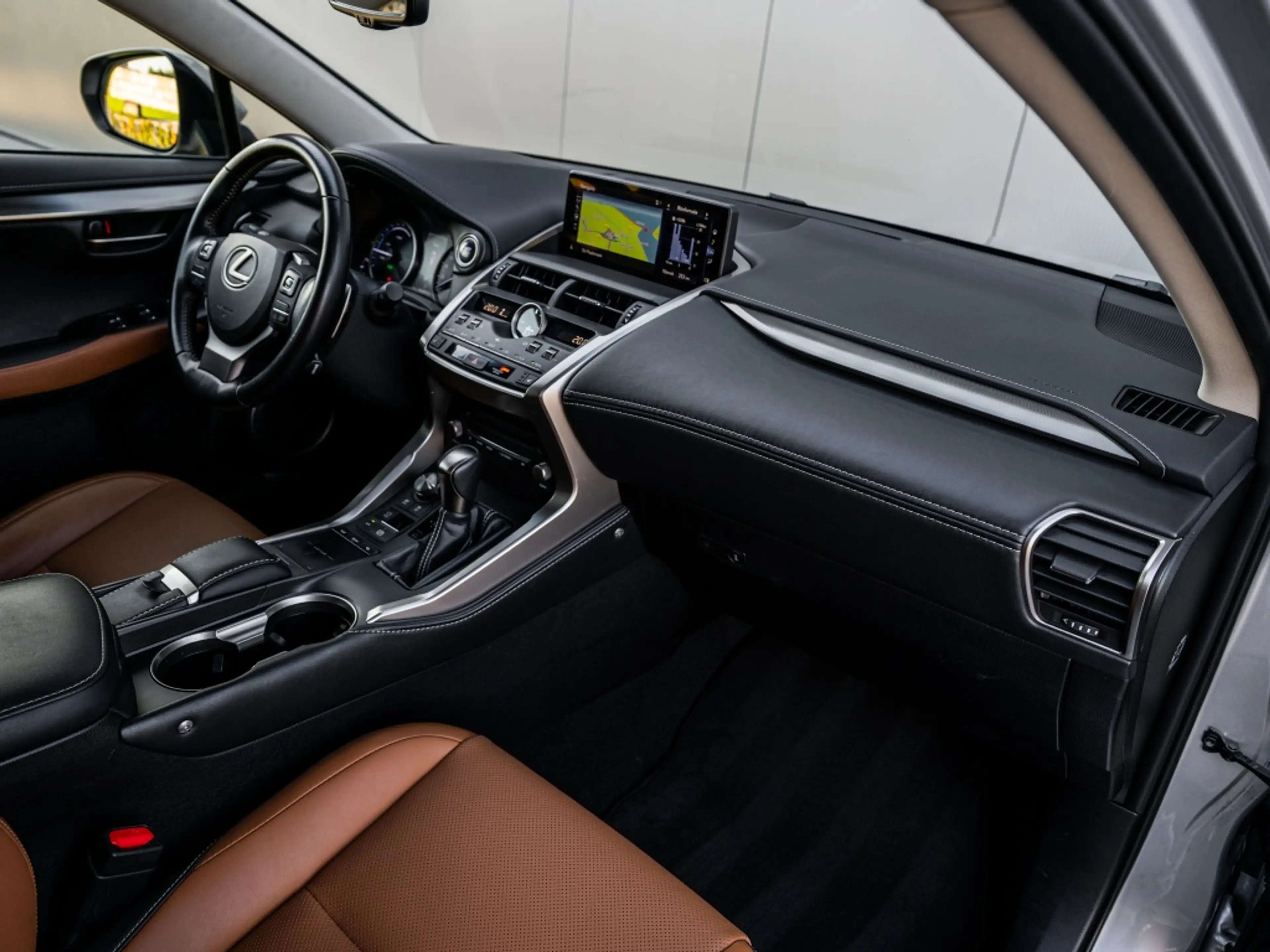 Lexus NX 300h AWD Luxery Facelift Leder Adaptive Cruise etc. — photo 7
