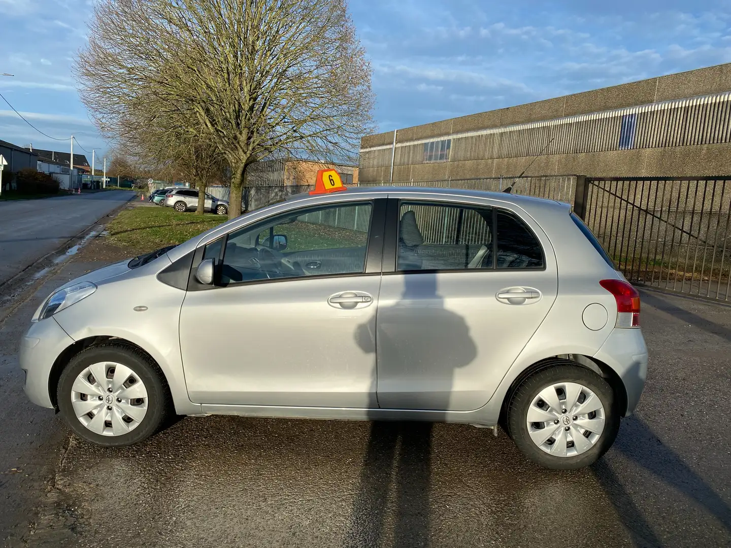 Toyota Yaris 1.33i VVT-i Luna Grijs - 2