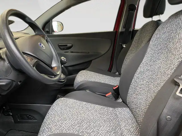 Lancia Ypsilon view 7