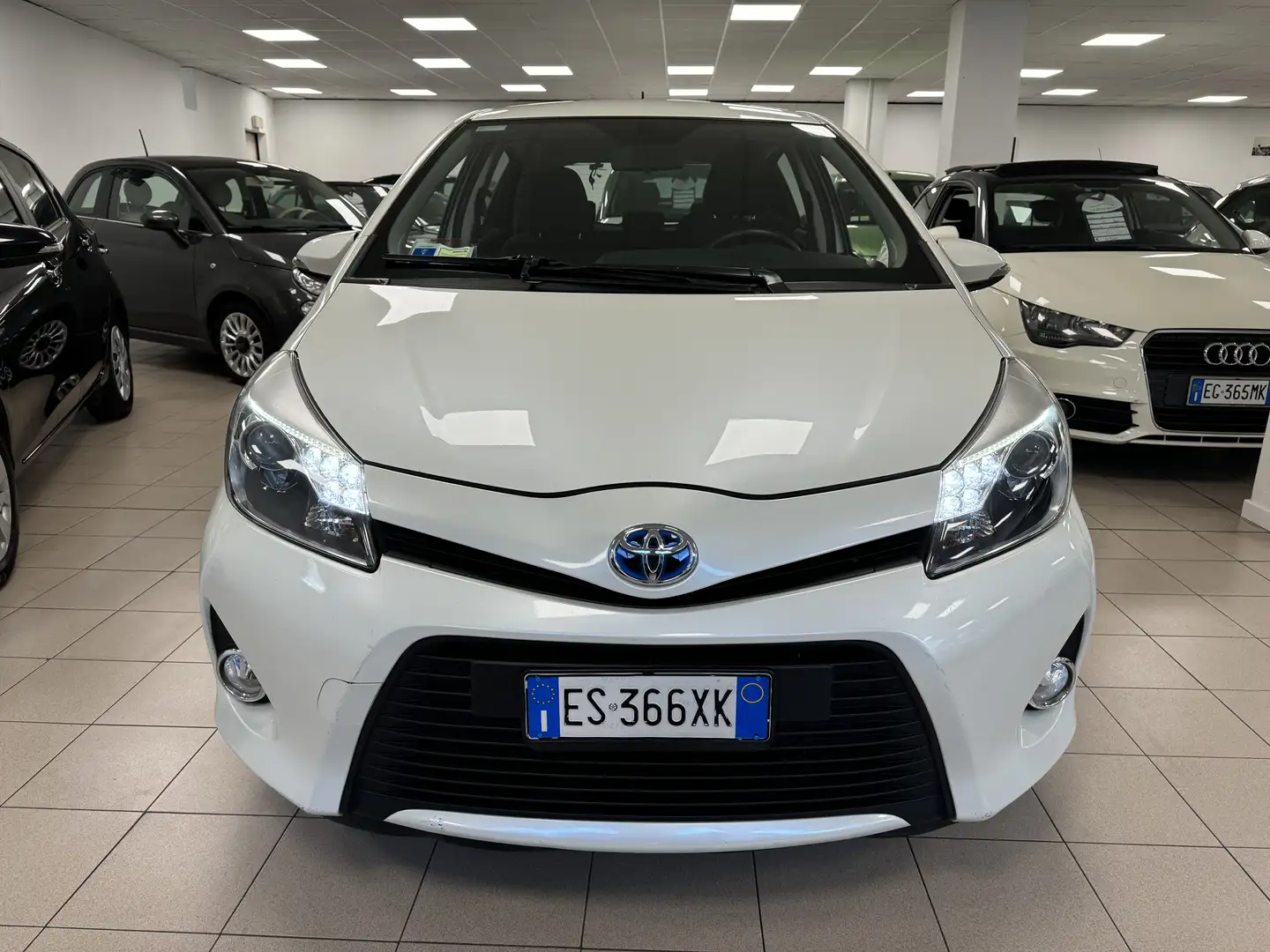 Toyota Yaris Yaris III 2011 5p 1.5h Lounge Bianco - 2