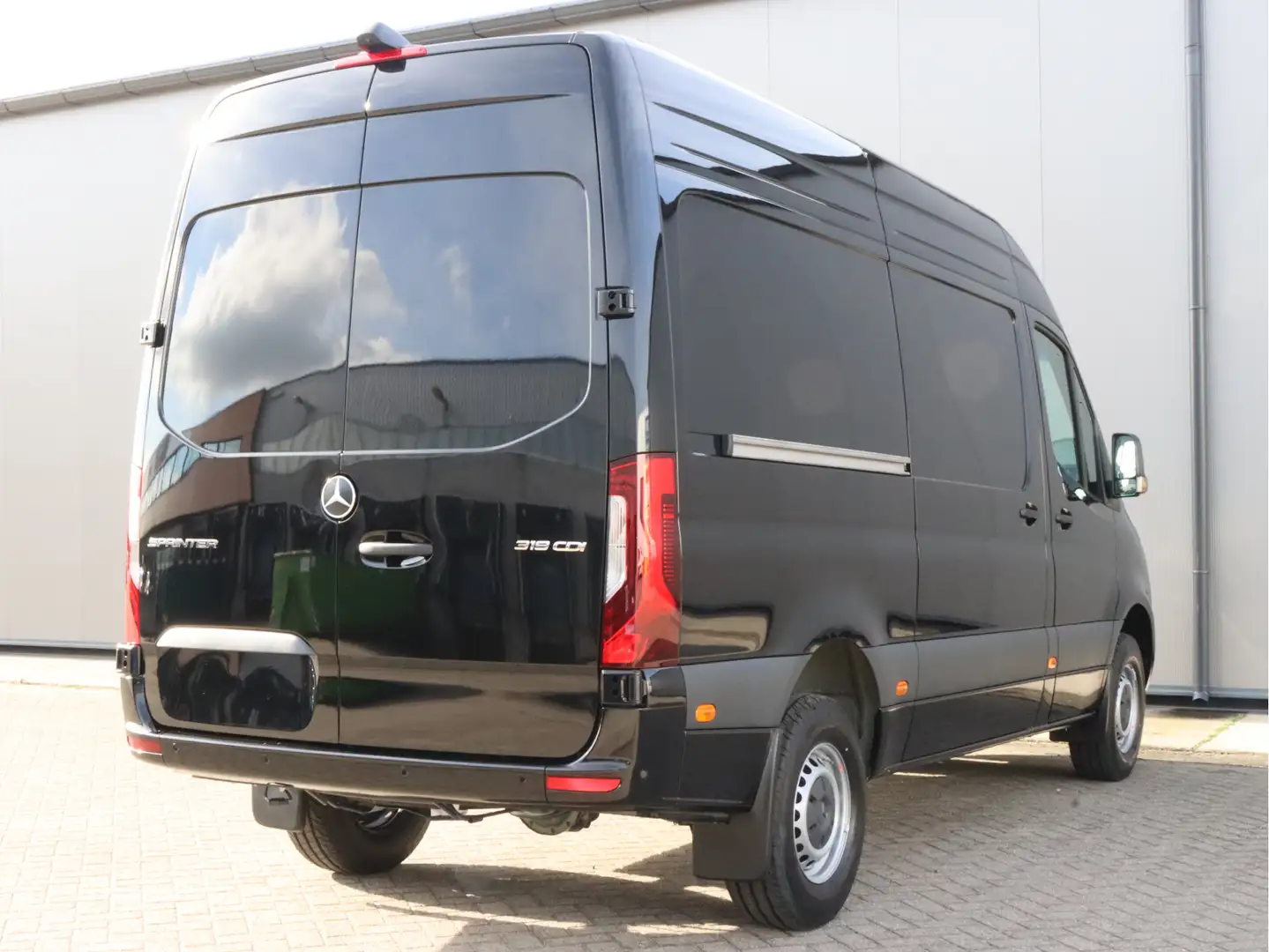Mercedes-Benz Sprinter 319CDI 190PK Automaat L2H2 RWD | BPM Vrij | Smartp Zwart - 2