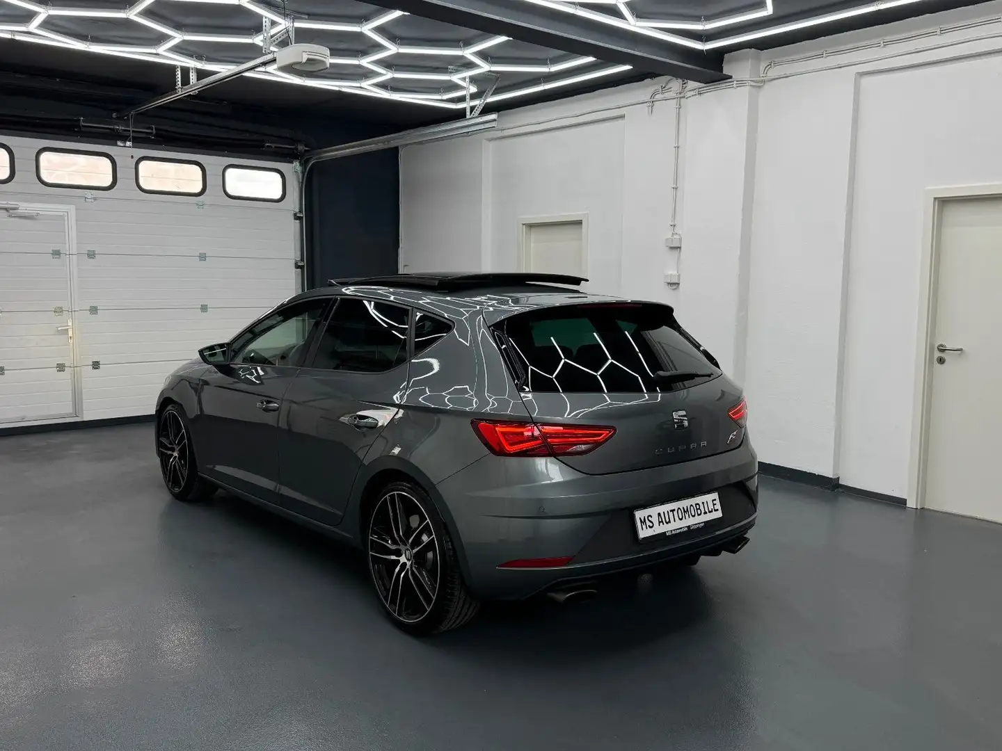 SEAT Leon Cupra 300 *ACC*DCC*PANORAMA Grau - 2