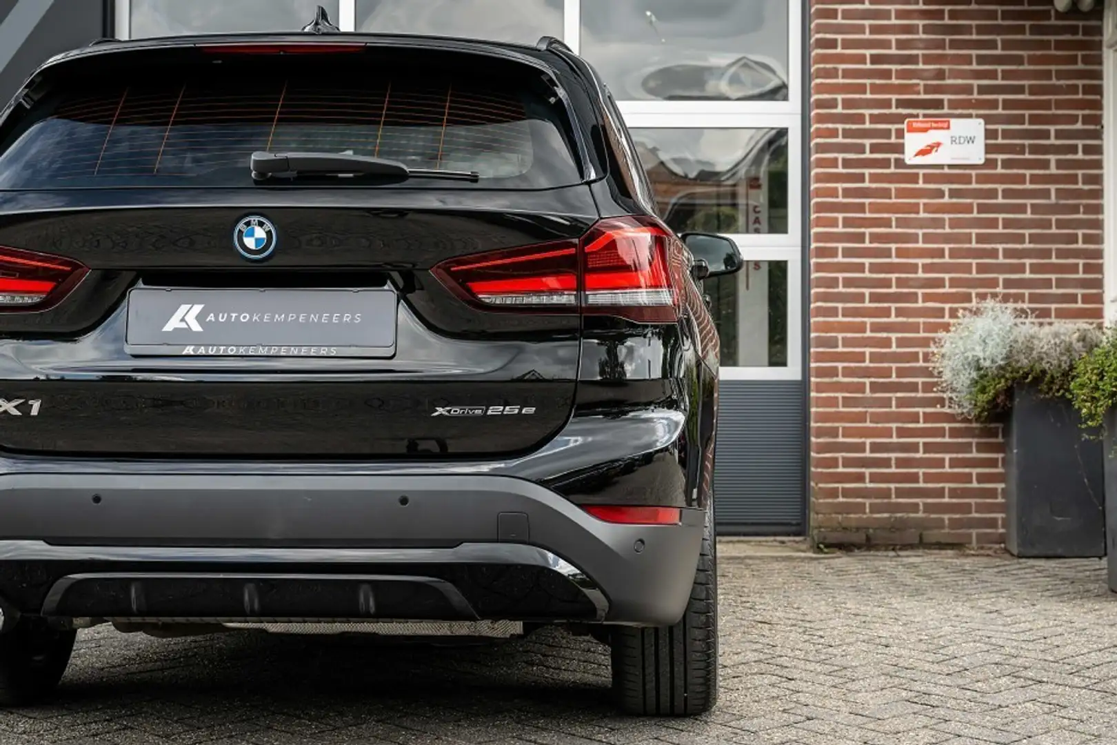 BMW X1 25e xDrive | Sportline | Stoelverwarming | HIFI | Noir - 2