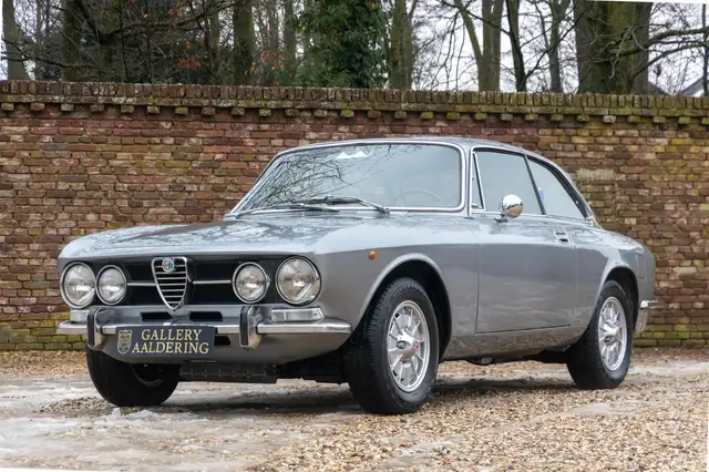 Alfa Romeo GT 1300 Junior "1750 GTV optics and engine" Optically