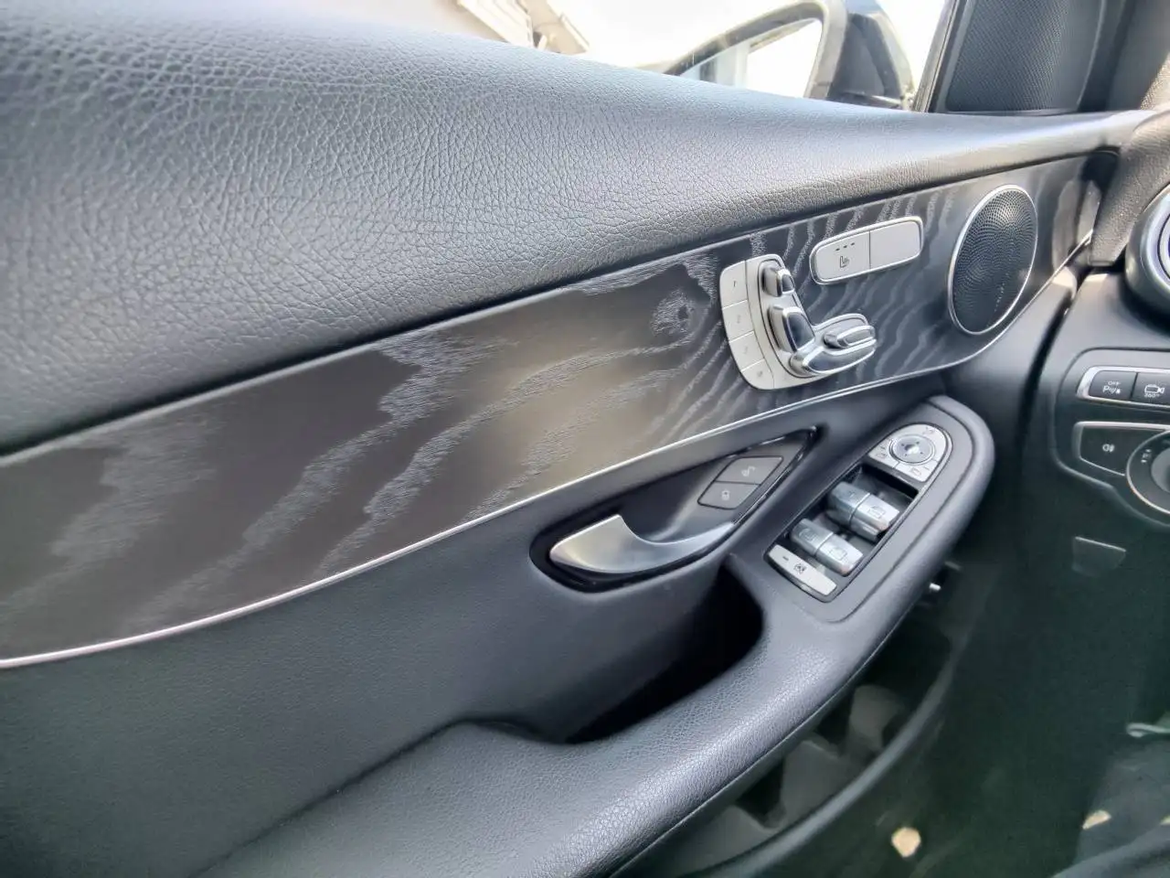 Mercedes-Benz GLC снимка Mercedes-Benz GLC