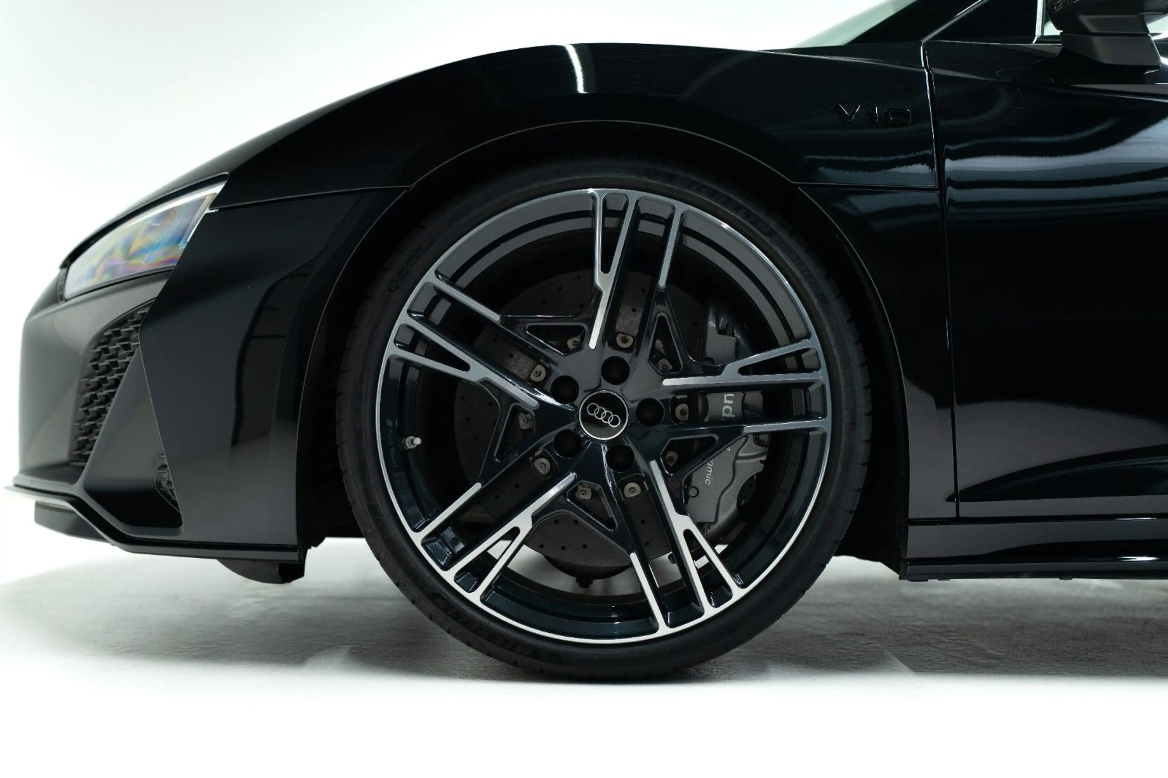 Audi R8 5.2 FSI Performance S Tronic Spyder RWD — photo 14
