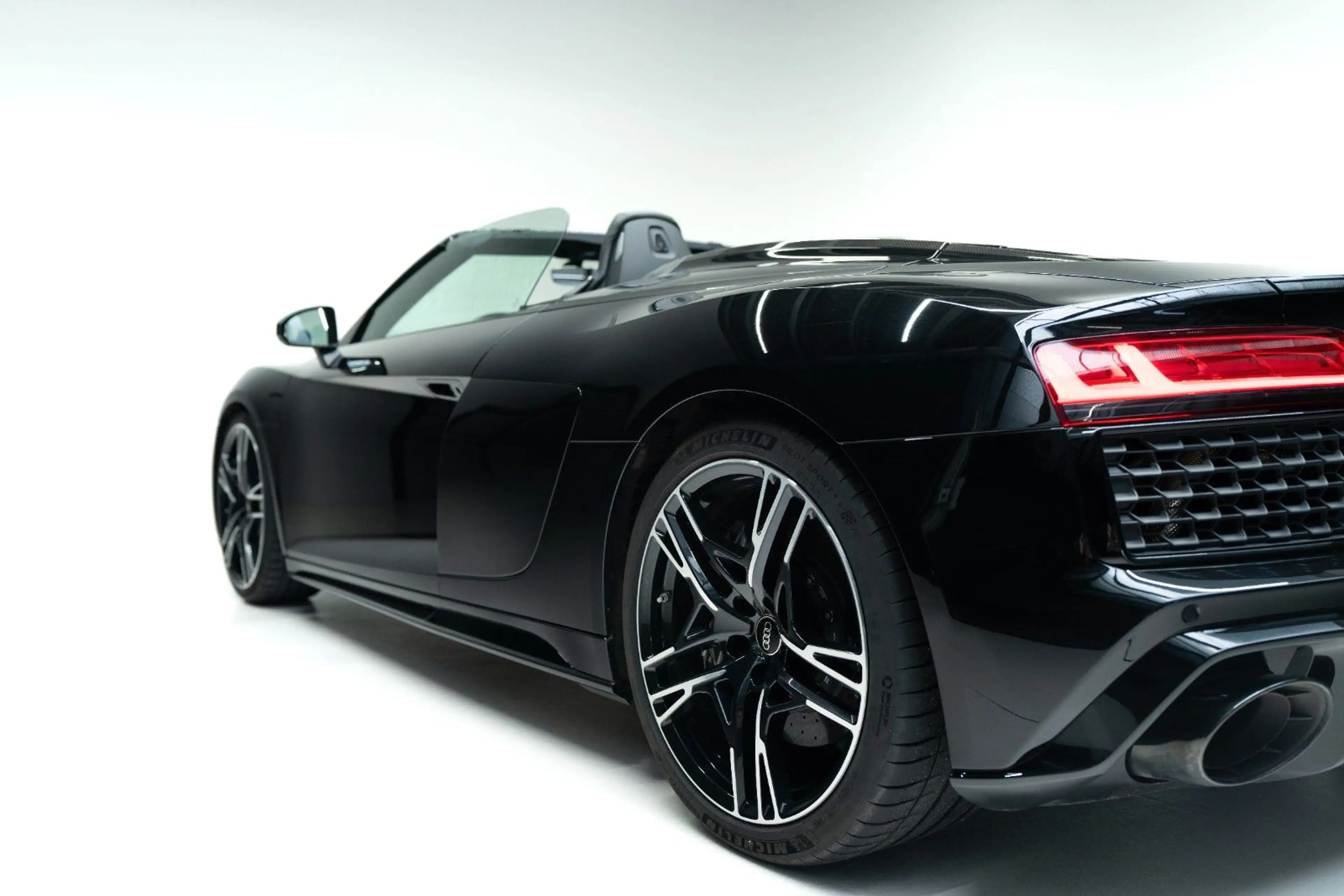 Audi R8 5.2 FSI Performance S Tronic Spyder RWD — photo 13