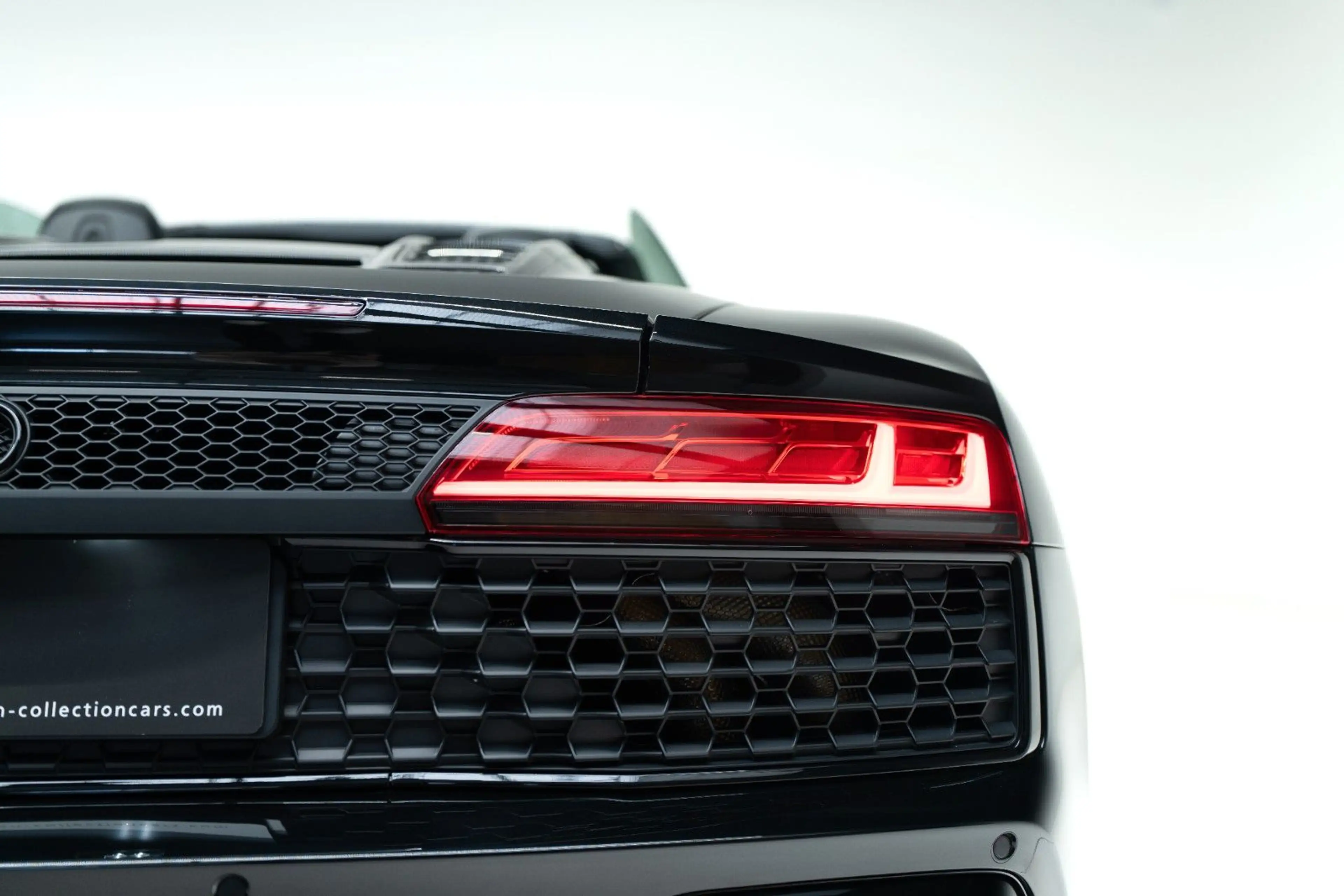 Audi R8 5.2 FSI Performance S Tronic Spyder RWD — photo 12