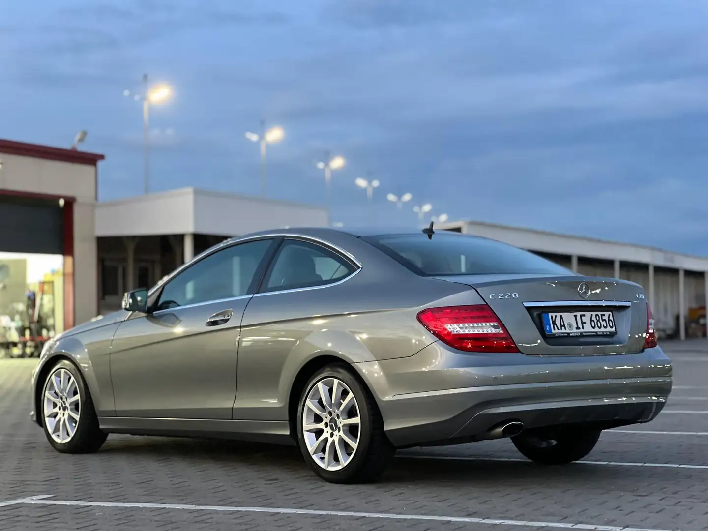 Mercedes-Benz 220 Srebrny - 2