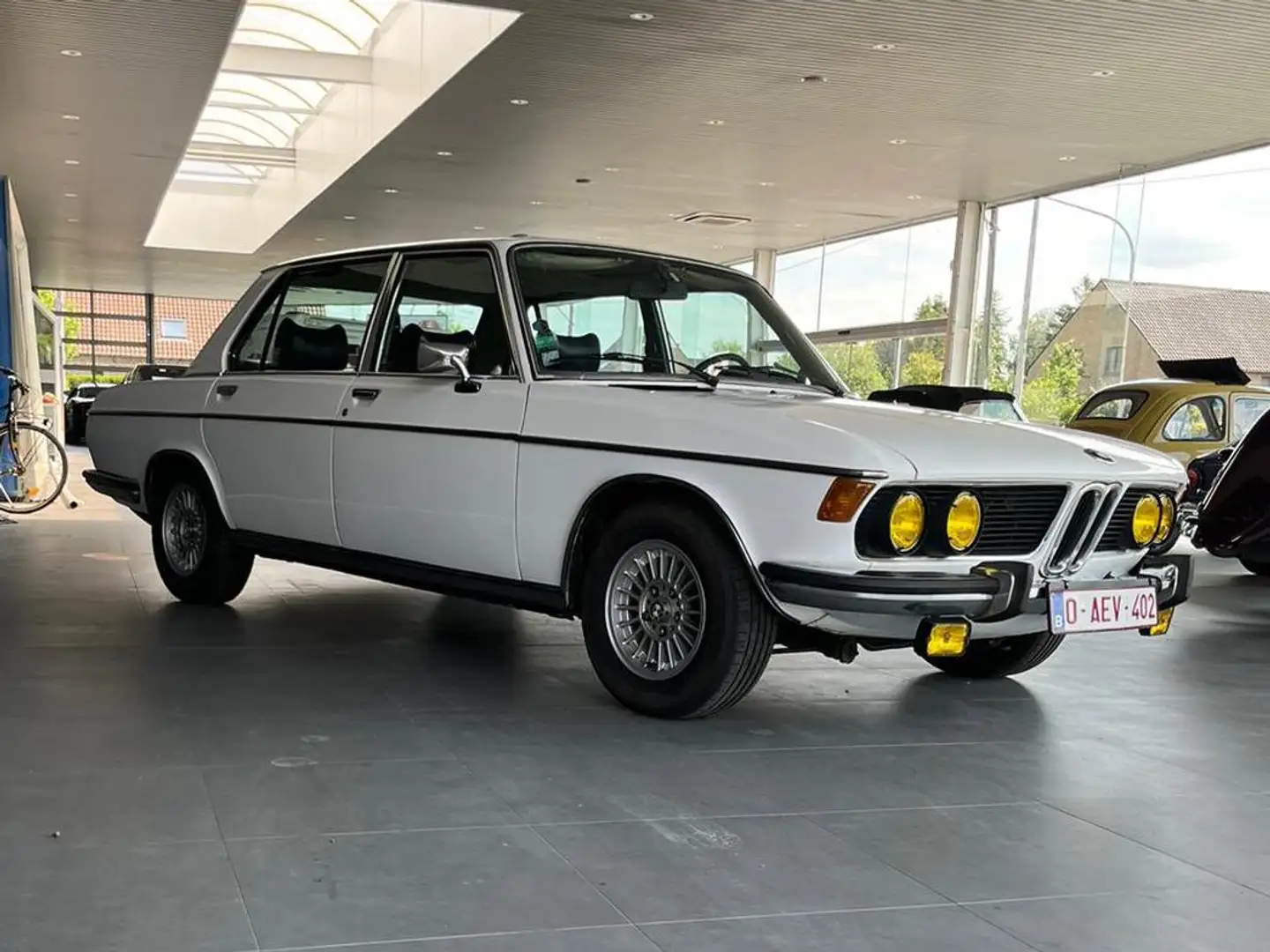 BMW 330 3.3L Blanc - 1