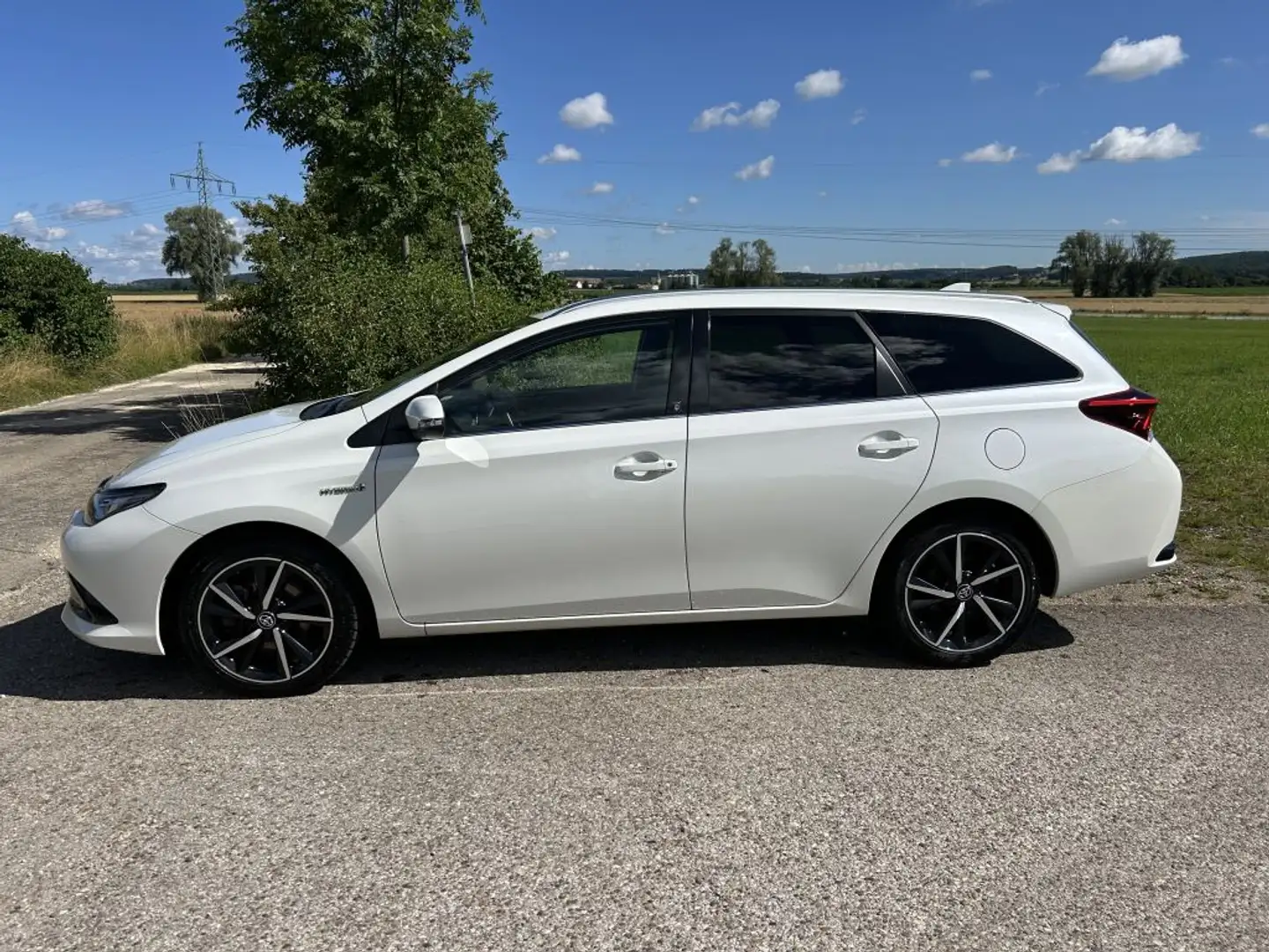 Toyota Auris 1.8 VVT-i Hybrid Automatik Touring Sports Team Deu Weiß - 2