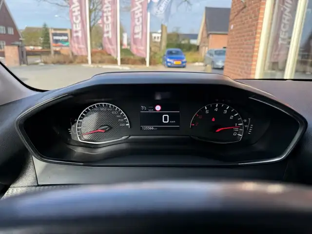 Peugeot 208 view 9