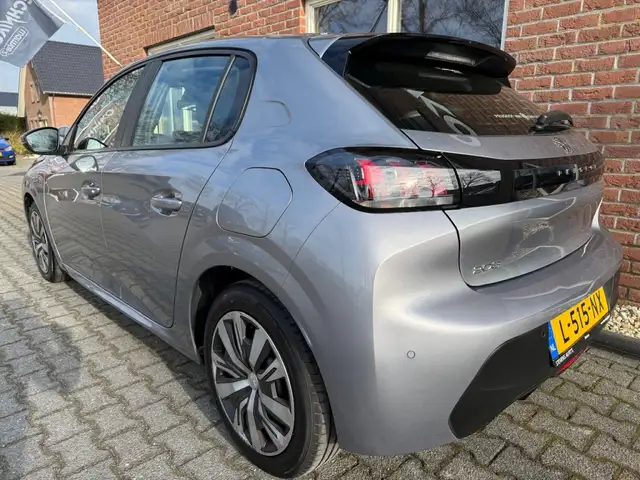 Peugeot 208 view 11