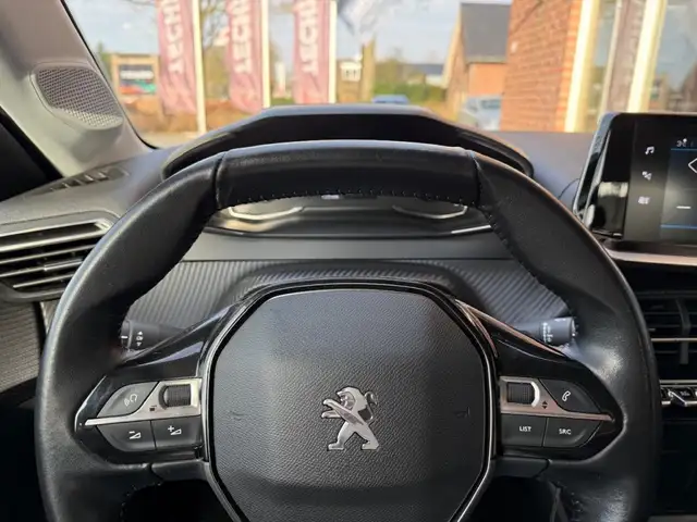 Peugeot 208 view 8