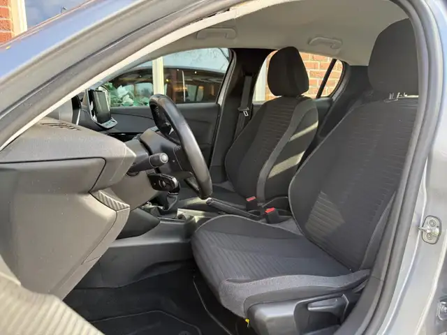 Peugeot 208 view 4