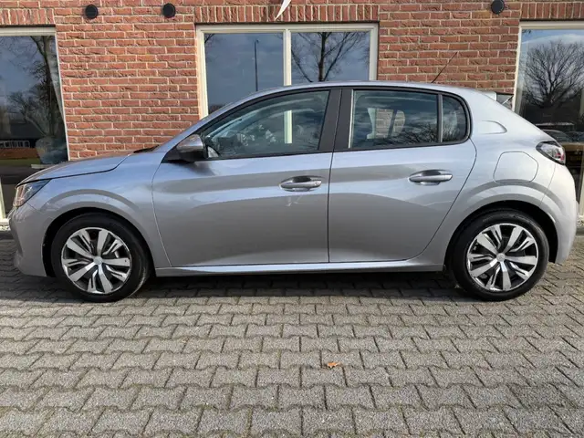 Peugeot 208 view 2