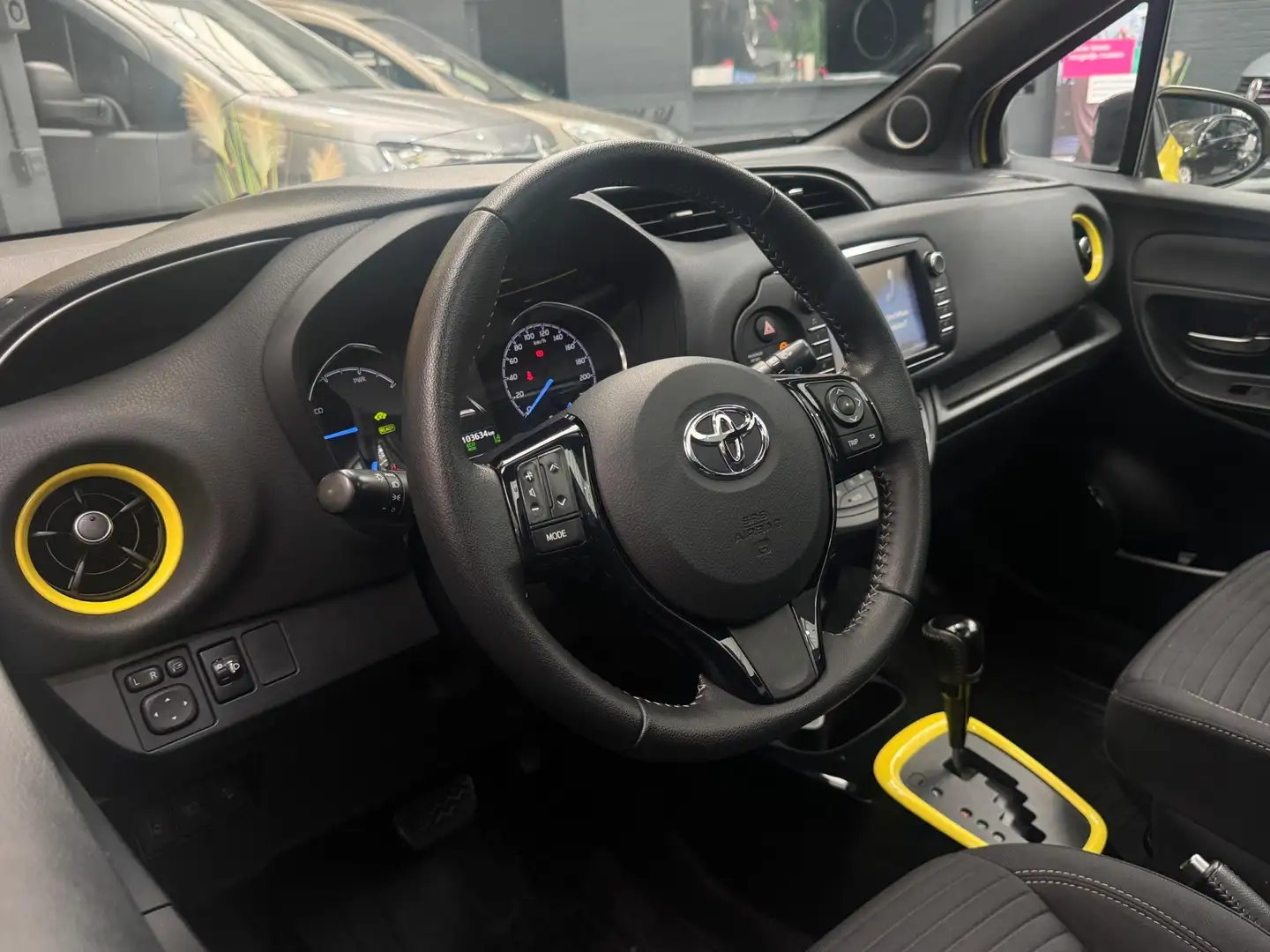Toyota Yaris 1.5 Hybrid Premium Bi-Tone Plus|Panoramadak|Camera Jaune - 2