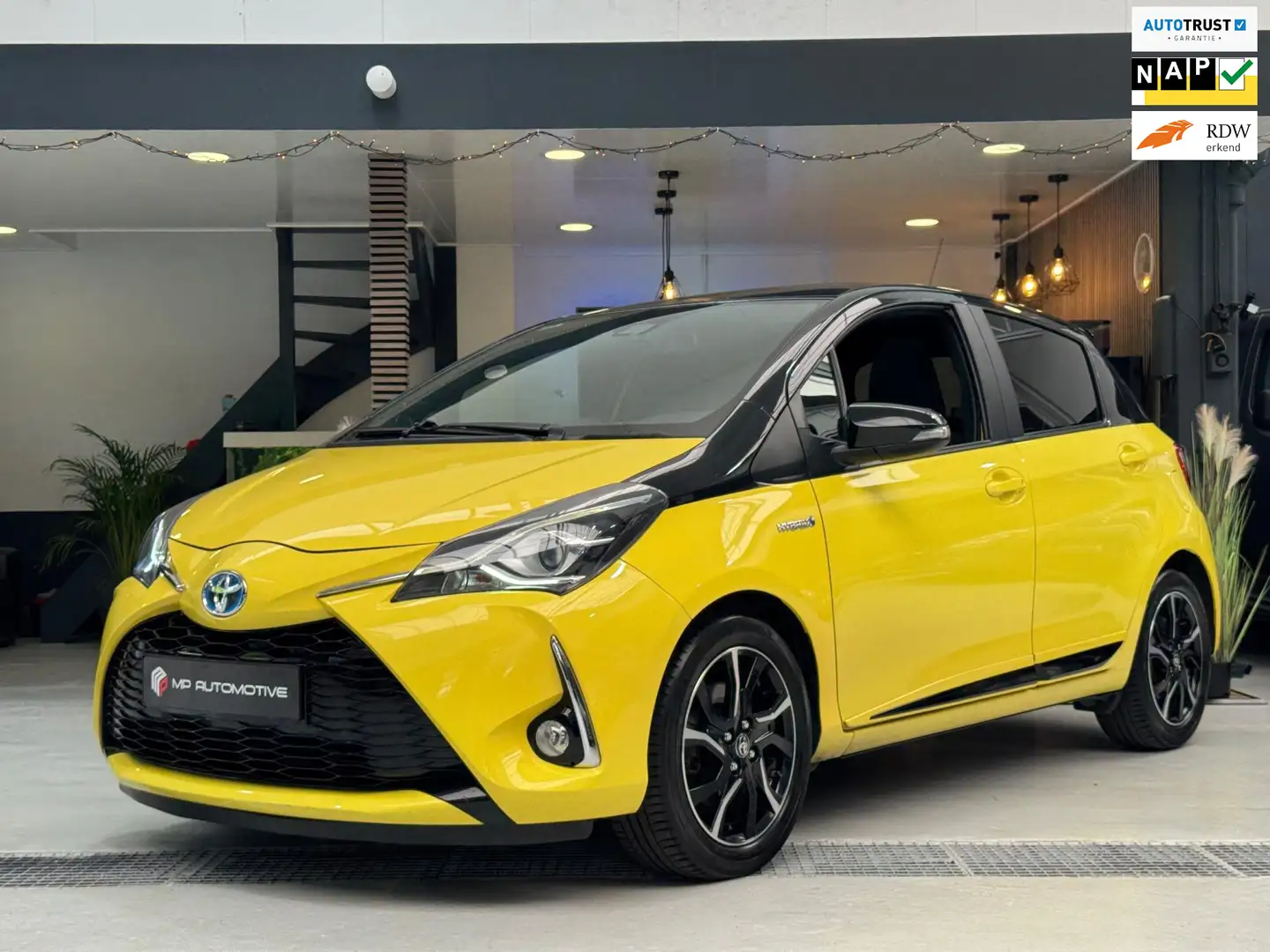 Toyota Yaris 1.5 Hybrid Premium Bi-Tone Plus|Panoramadak|Camera Jaune - 1