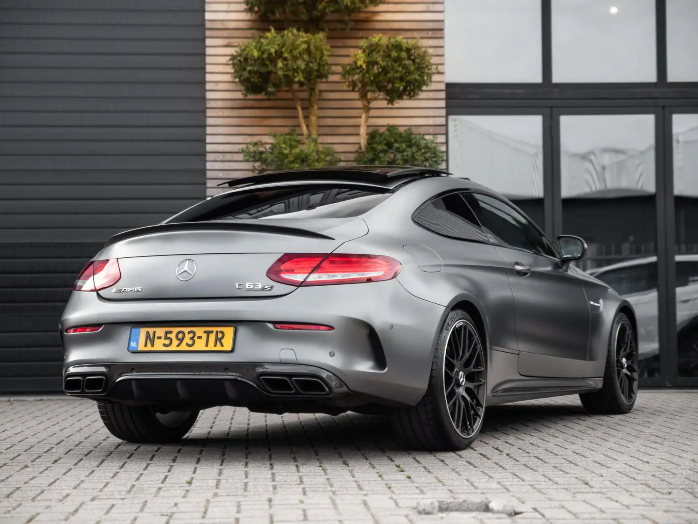 Mercedes-Benz C 63 AMG Coupé S Pano Schaal Burmester Memory Grijs - 2