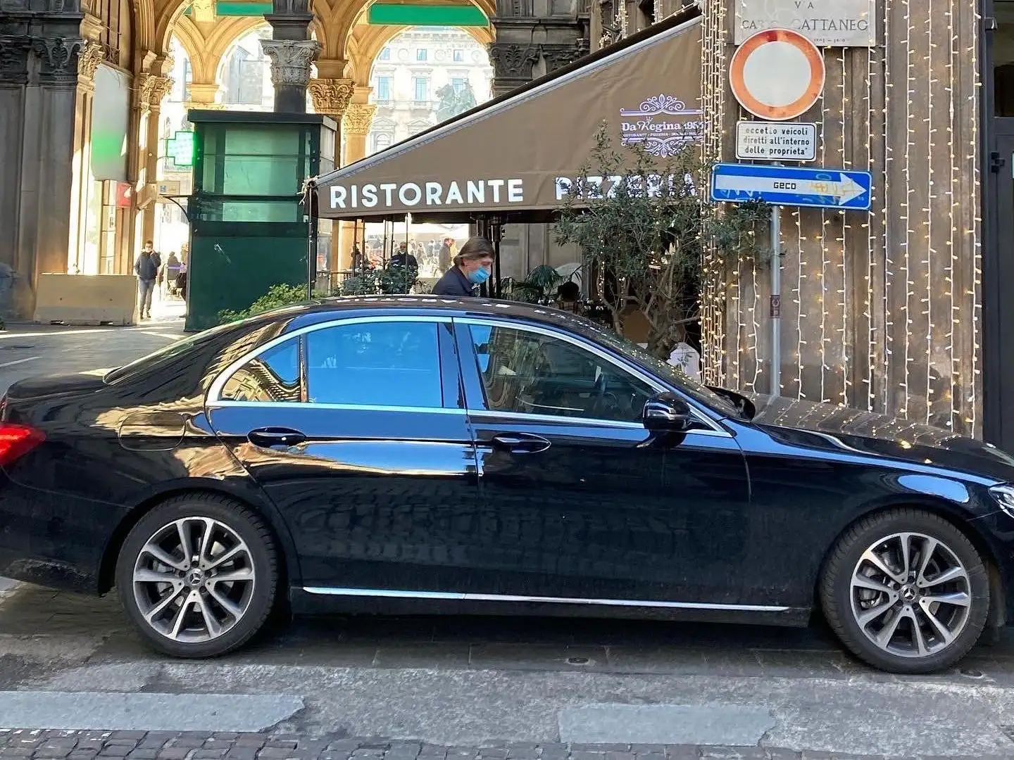 Mercedes-Benz 220 E SPORT Fekete - 1