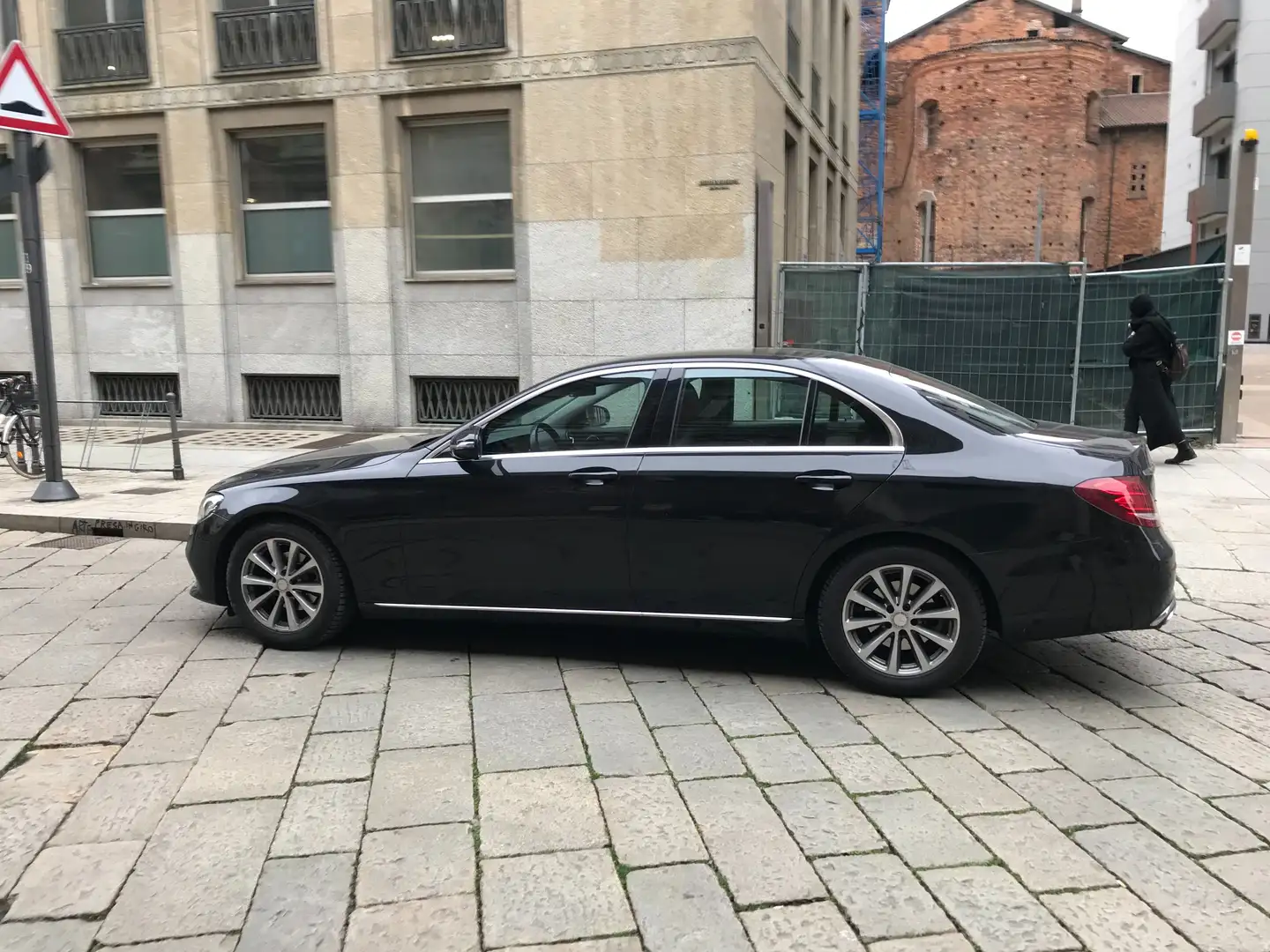 Mercedes-Benz 220 E SPORT Fekete - 2