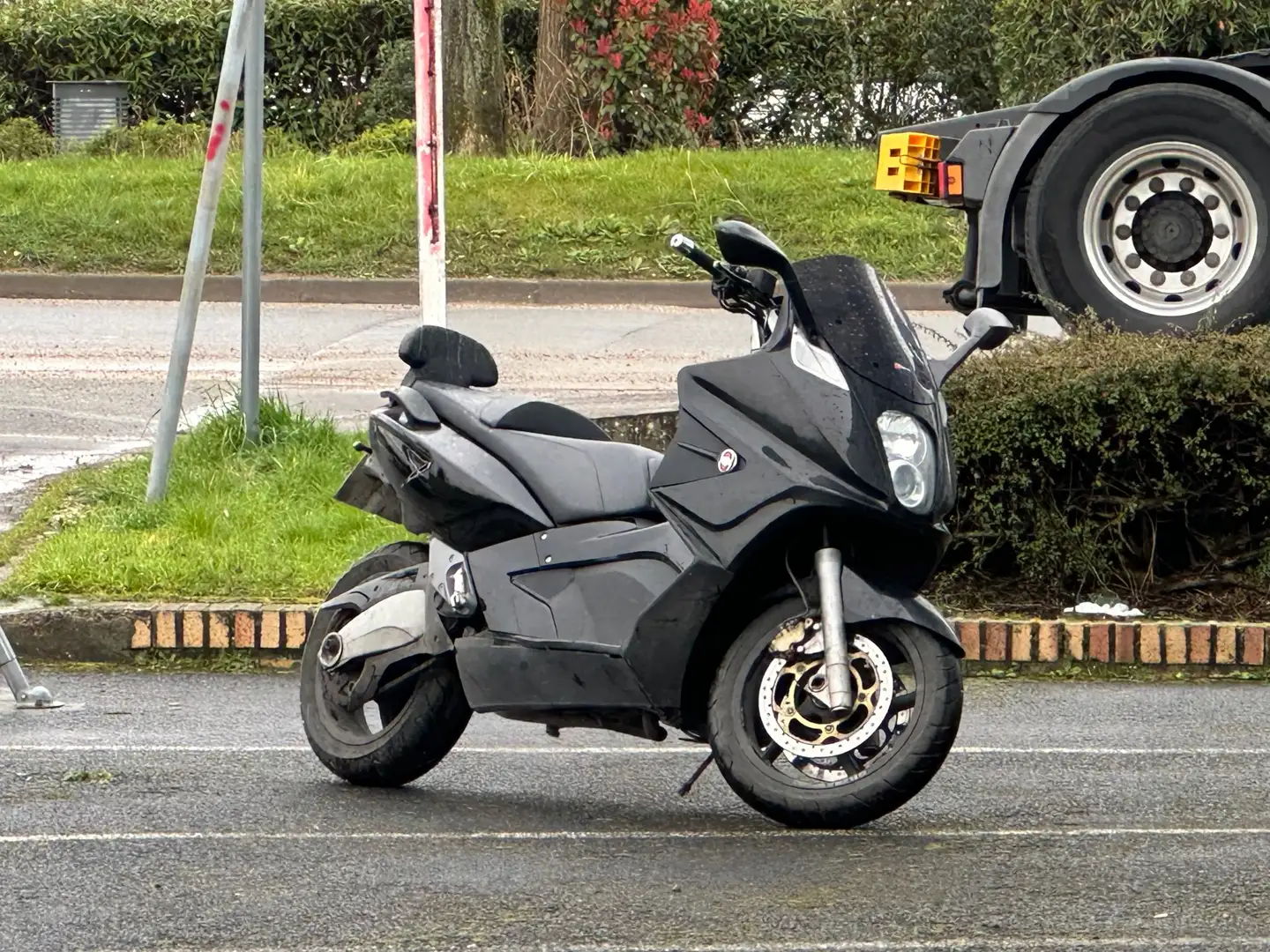 Gilera GP 800 crna - 1