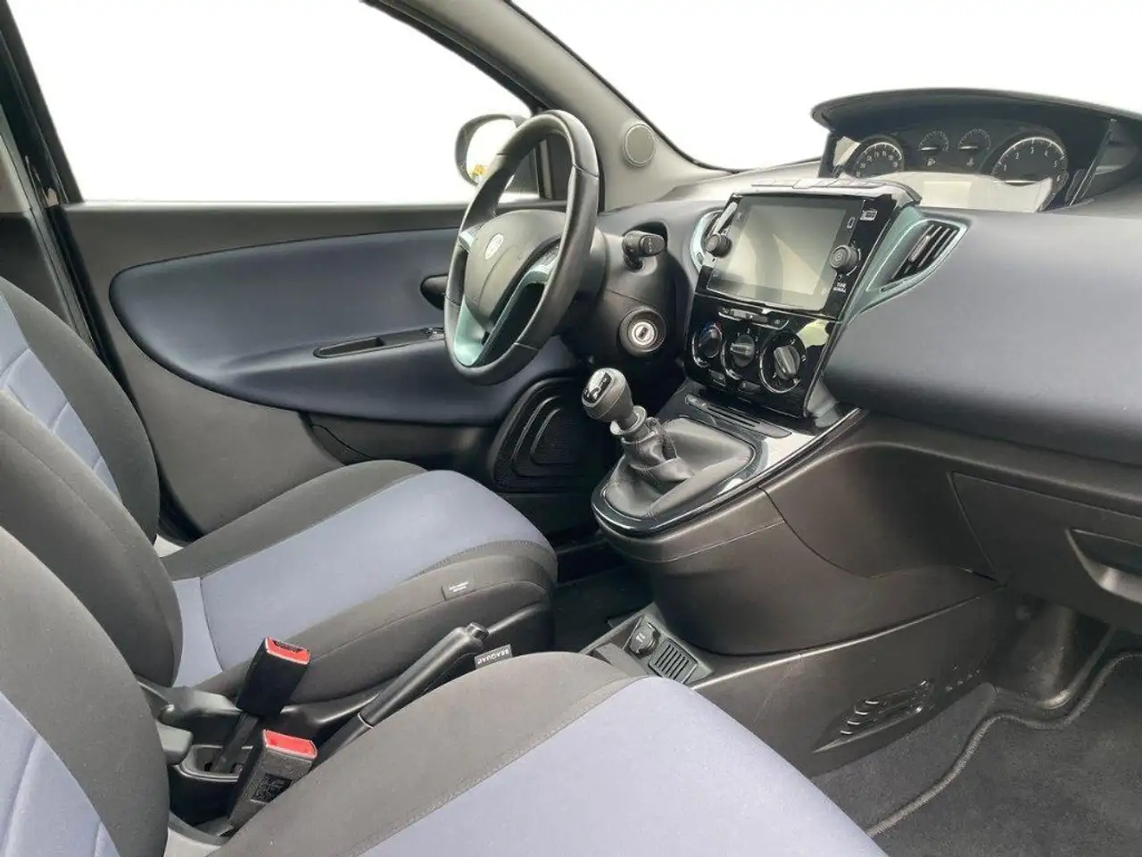 Lancia Ypsilon 2023 — фото 14