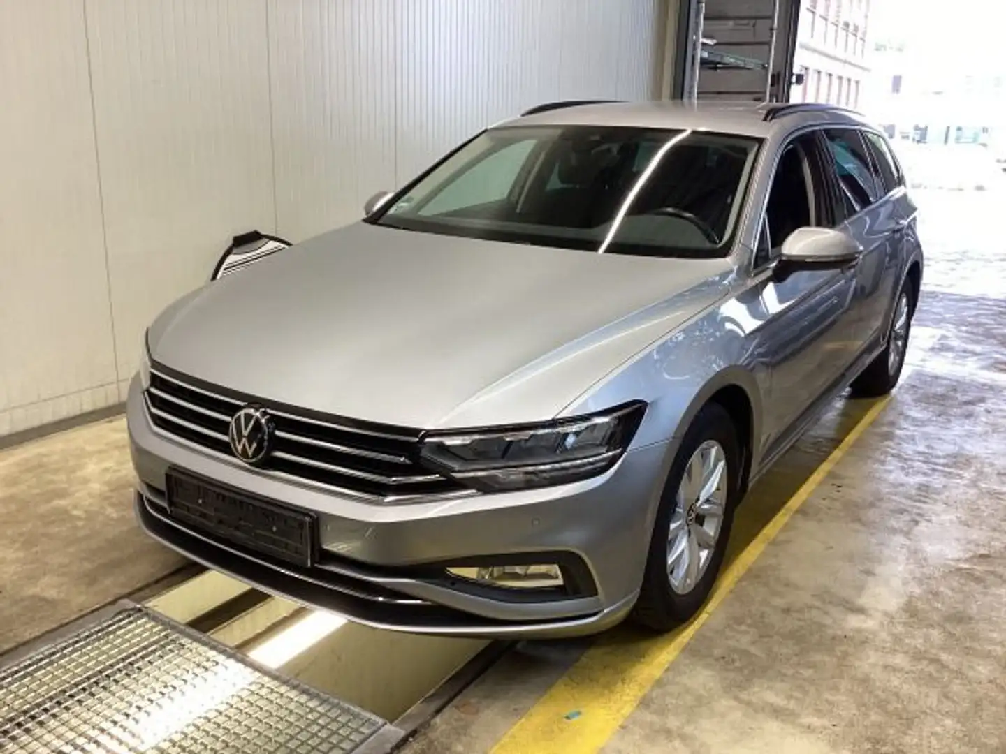 Volkswagen Passat Variant 1.5 TSI Business DSG Navi LED AHK Silber - 2